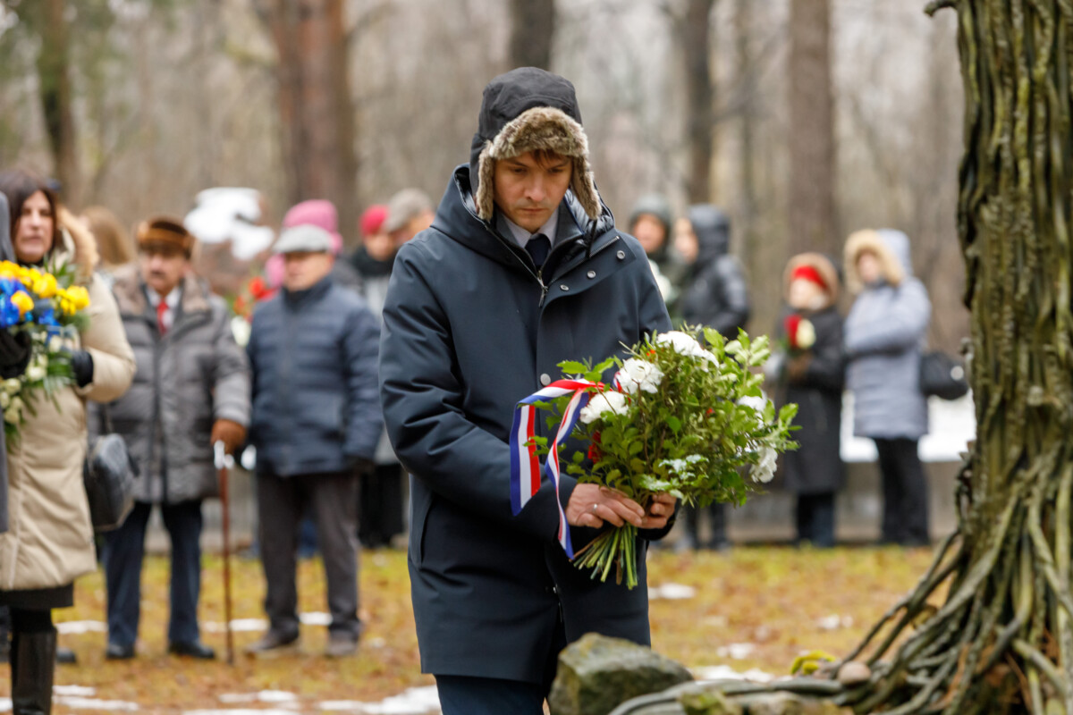 Памятное мероприятие, посвящённое 84-й годовщине массовых убийств евреев в Румбуле. Румбульский лес, 30 ноября 2025 года. Фото: Марат Гришин