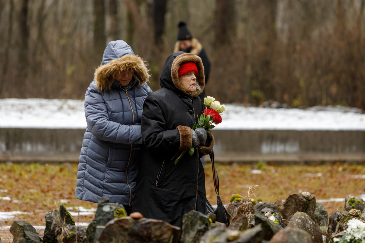 Памятное мероприятие, посвящённое 84-й годовщине массовых убийств евреев в Румбуле. Румбульский лес, 30 ноября 2025 года. Фото: Марат Гришин