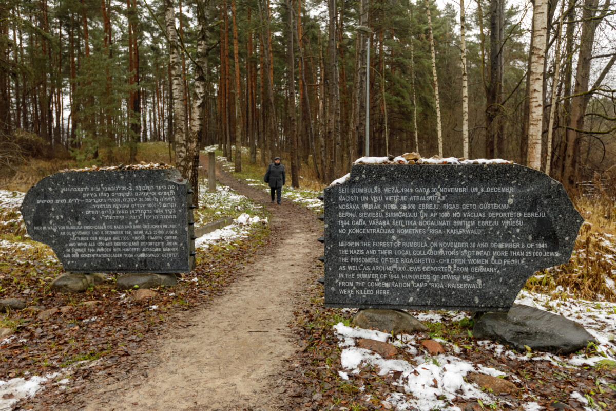Памятное мероприятие, посвящённое 84-й годовщине массовых убийств евреев в Румбуле. Румбульский лес, 30 ноября 2025 года. Фото: Марат Гришин