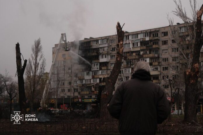 Последствия очередного удара по Киеву и Киевской области 29 ноября 2025 года. Фото: Государственная служба Украины по чрезвычайным ситуациям