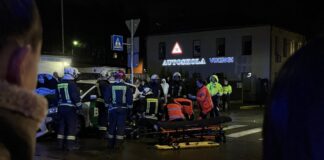 ДТП в центре Даугавпилса, на перекрёстке улиц Сакню и Алеяс, произошла авария. 9 декабря 2025 года. Фото очевидца