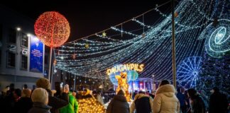 Главная ёлка на площади Единства в Даугавпилсе. 30 ноября 2025 года. Фото: Маргарита Вигуле / daugavpils.lv