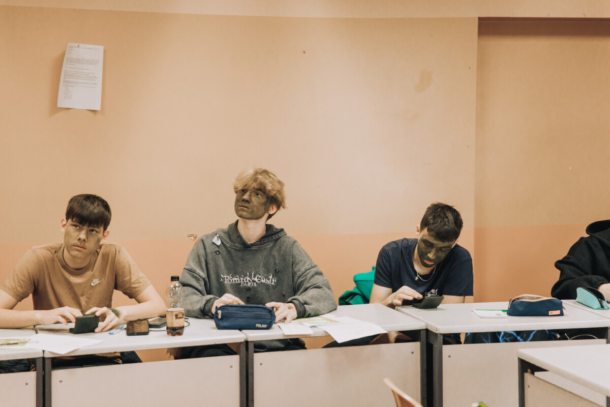 Инструктор Яунсардзе и преподаватель уроков по государственной обороне Алвис Стиканс Алвис Стиканс учит маскировке на уроке по государственной обороне в Даугавпилсе. Фото: Ирина Маскаленко