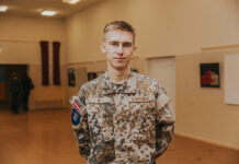 «Обучая одного, мы обучаем всю семью». Инструктор Яунсардзе Алвис Стиканс в проекте «Не только с оружием: защитники Латгалии» Даугавпилчанин, инструктор Яунсардзе и преподаватель уроков по государственной обороне Алвис Стиканс в проекте «Не только с оружием: защитники Латгалии». Фото: Ирина Маскаленко