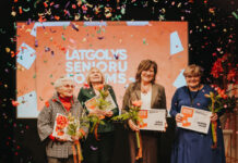 «Мы все — звенья одной цепи». Рассказываем, как в Даугавпилсе прошла «Латгальская премия сениоров 2025» Победители «Латгальской премии сениоров 2025»: Марута Латковска, Ингуна Бадуне, Инара Гроце и Сандра Палма. Латгальский форум сениоров. 12 декабря 2025 года. Фото: Ирина Маскаленко / Chayka.lv