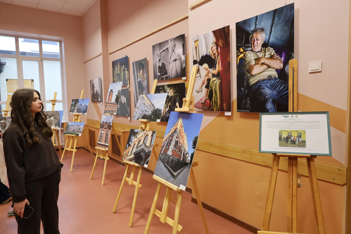 Открытие фотовыставки «Тайны моего города: глазами молодёжи Даугавпилса». Центр Райниса в Даугавпилсе, 28 ноября 2025 года. Фото: Юрий Бердников