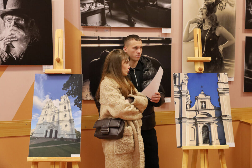 Открытие фотовыставки «Тайны моего города: глазами молодёжи Даугавпилса». Центр Райниса в Даугавпилсе, 28 ноября 2025 года. Фото: Юрий Бердников