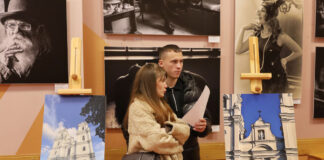 Открытие фотовыставки «Тайны моего города: глазами молодёжи Даугавпилса». Центр Райниса в Даугавпилсе, 28 ноября 2025 года. Фото: Юрий Бердников