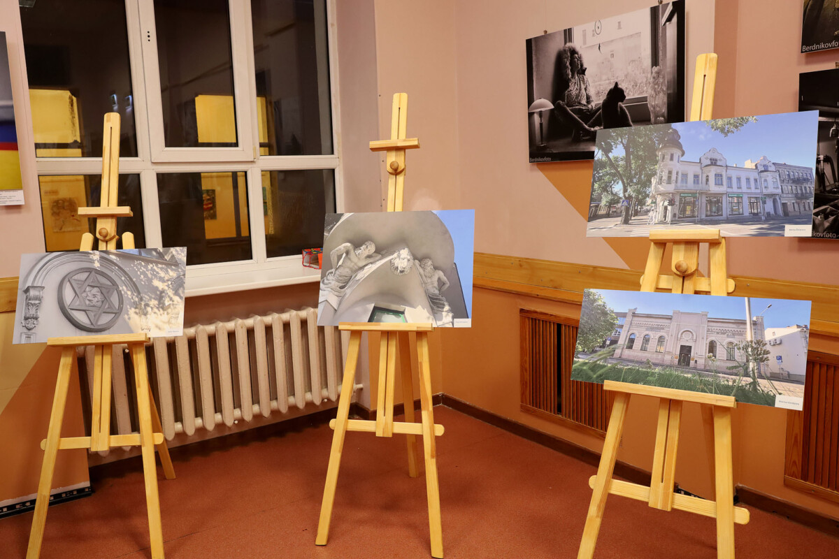 Открытие фотовыставки «Тайны моего города: глазами молодёжи Даугавпилса». Центр Райниса в Даугавпилсе, 28 ноября 2025 года. Фото: Юрий Бердников