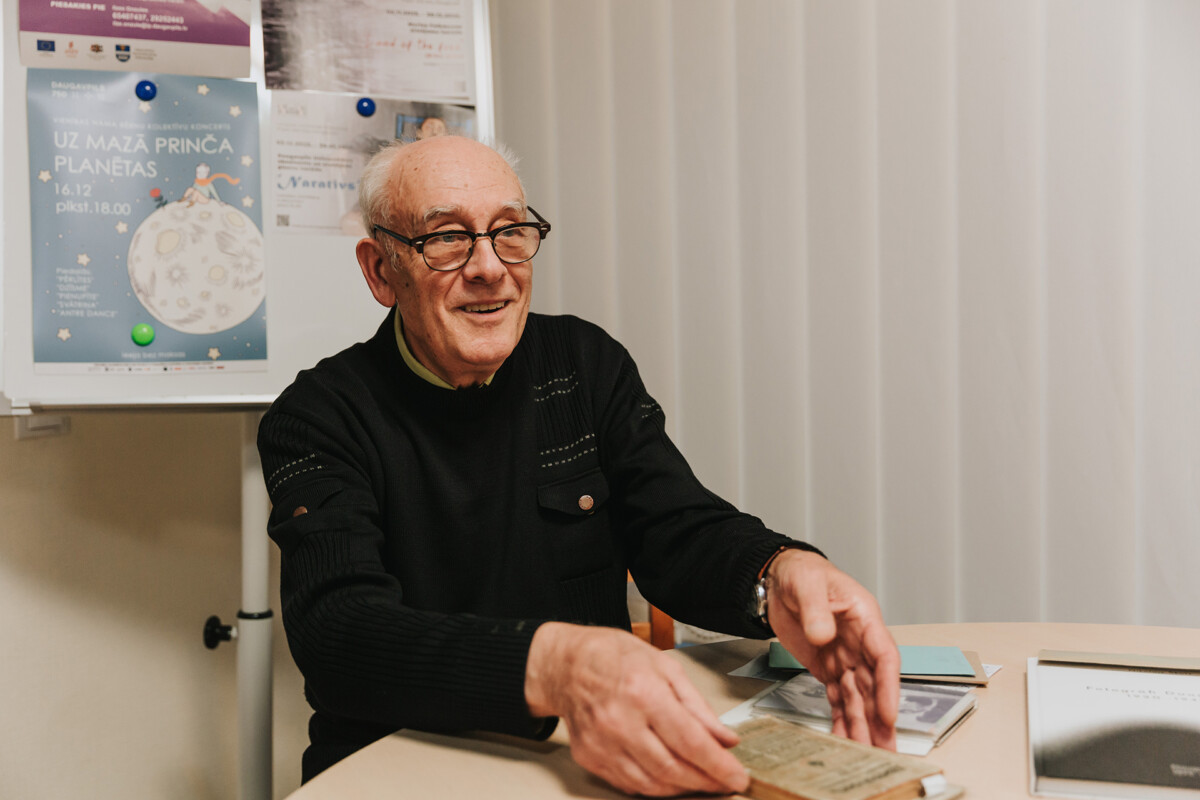 Николай Сергеевич Шкут - доктор и коллекционер с большим стажем. Даугавпилс, 4 декабря 2025 года. Фото: Ирина Маскаленко