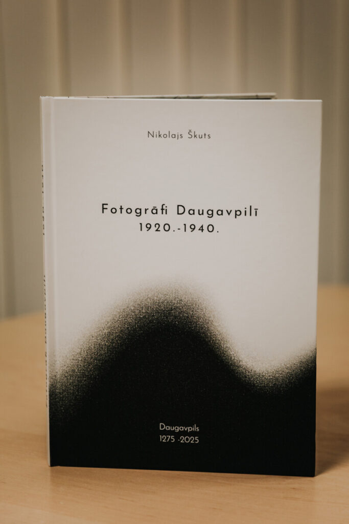 Книга Николая Шкута «Фотографы в Даугавпилсе 1920 -1940». Фото: Ирина Маскаленко
