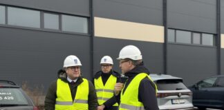Министра умного управления и регионального развития (VARAM) Раймонд Чударс во время визита в индустриальный парк ALTOP в Лоциках. 12 декабря 2025 года. Фото: Анна Кусиня / Chayka.lv