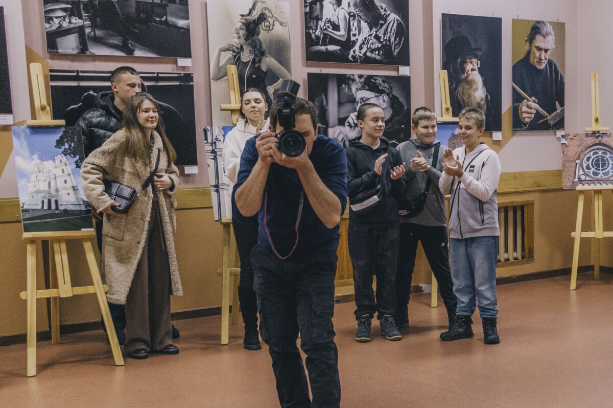 Фотограф Юрий Бердников на открытии фотовыставки «Тайны моего города: глазами молодёжи Даугавпилса». Центр Райниса в Даугавпилсе, 28 ноября 2025 года. Фото: Евгений Ратков