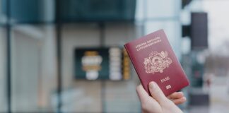 Паспорт. Петицию о выдворении и лишении гражданства нелояльных жителей рассмотрит комиссия Сейма. МВД считает, что уже имеющихся законов достаточно для того, чтобы принимать меры в отношении людей, представляющих угрозу госбезопасности. Фото: Pilsonības un migrācijas lietu pārvalde