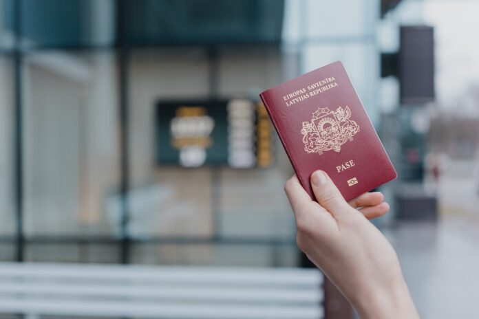 Паспорт. Петицию о выдворении и лишении гражданства нелояльных жителей рассмотрит комиссия Сейма. МВД считает, что уже имеющихся законов достаточно для того, чтобы принимать меры в отношении людей, представляющих угрозу госбезопасности. Фото: Pilsonības un migrācijas lietu pārvalde