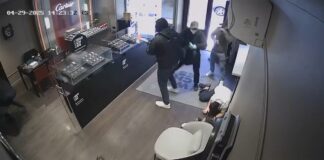 В Финляндии арестовали подозреваемых в ограблении магазина часов в Старой Риге Момент ограбления магазина Baltic Watches 29 апреля. Скриншот записи камеры видеонаблюдения. Источник: TV24 / X