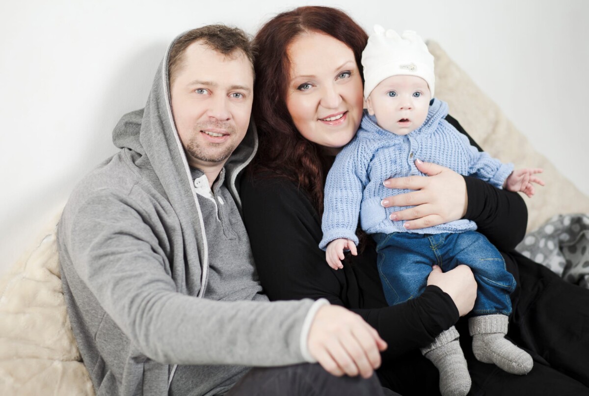 Илона Багеле с младшим сыном Раймондом и мужем Валерием. Фото из личного архива