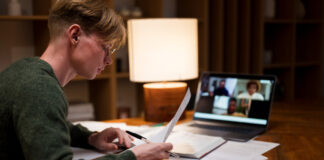 Сейм принял поправки: онлайн-обучение для 1-6 классов будет только поcле оценки от самоуправления Дистанционное обучение. Иллюстративное фото: Freepik