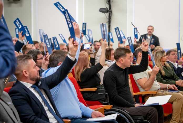 Участники учредительного конгресса партии Андрея Элксниньша — Sarauj, Latgale! 23 ноября 2024 года. Фото: страница Sarauj, Latgale! на Фейсбуке Участники учредительного конгресса партии Андрея Элксниньша — Sarauj, Latgale! 23 ноября 2024 года. Фото: страница Sarauj, Latgale! на Фейсбуке