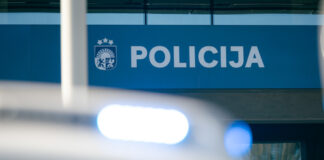 За весь 2025 год мошенники выманили у жителей Латвии 23,7 миллиона евро. Это существенно больше, чем годом ранее. Фото: Valsts policija