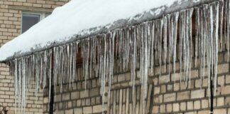Будьте внимательны и осторожны: в результате переменчивой погоды на крышах жилых домов и общественных зданий образовались большие сосульки!