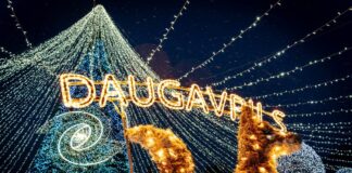 Главная городская ёлка и украшения на центральной площади в Даугавпилсе. Декабрь 2025 года. Фото: daugavpils.lv