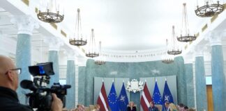 Заседание Кабинета министров Латвии от 13 января, на котором было принято решение о сокращении доплат в государственных и муниципальных учреждениях. Фото: Ministru kabinets