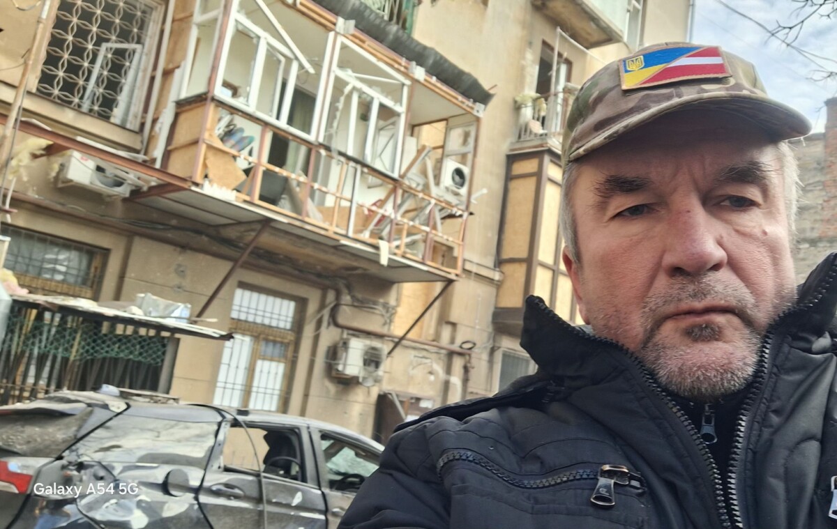 Олег Буринский на фоне разрушенного дома в Одессе. 13 января 2026 года. Фото со страницы Олега на Фейсбуке