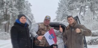 Олег (в центре) и Артур (справа) Буринские с гуманитарным грузом для жителей Одессы. Фото со страницы Олега Буринского на Фейсбуке