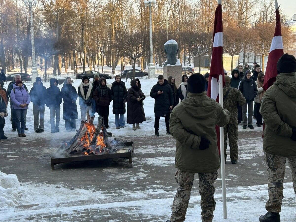 Мероприятие «Баррикадам — 35», посвящённое памятм баррикад января 1991-го года. Сквер у Даугавпилсского университета. 20 января 2026 года. Фото: Эвелина Майбогина