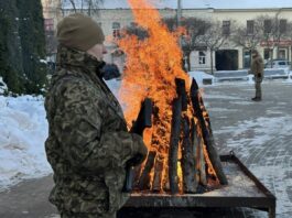 Мероприятие «Баррикадам — 35», посвящённое памятм баррикад января 1991-го года. Сквер у Даугавпилсского университета. 20 января 2026 года. Фото: Эвелина Майбогина