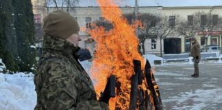 Мероприятие «Баррикадам — 35», посвящённое памятм баррикад января 1991-го года. Сквер у Даугавпилсского университета. 20 января 2026 года. Фото: Эвелина Майбогина