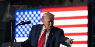 Выступление президента Трампа в Айове. Фотографии в этом посте сопровождаются следующим текстом: «12 месяцев назад Джо Байден оставил нам полный хаос... Сегодня, спустя всего год президентства Трампа, наша экономика процветает, доходы растут, инвестиции стремительно увеличиваются, инфляция побеждена, наша граница закрыта... Америку снова уважают во всём мире». 27 января 2026 года. Фото: Official White House Photo by Molly Riley