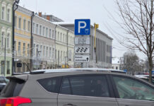 С 1 января в Даугавпилсе действуют новые правила платных парковок. До 9 января проходит "процесс перехода". Иллюстративное фото: Daugavpils satiksme