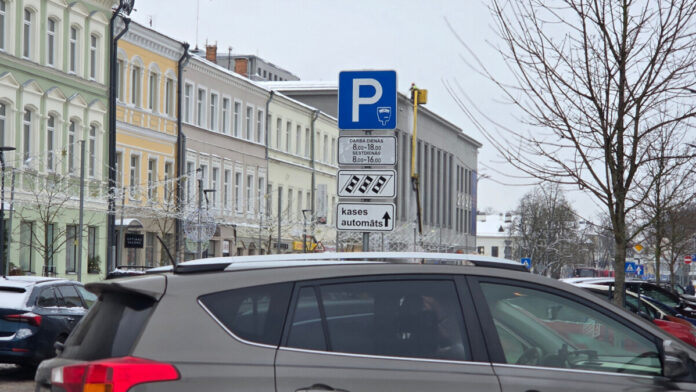 С 1 января в Даугавпилсе действуют новые правила платных парковок. До 9 января проходит "процесс перехода". Иллюстративное фото: Daugavpils satiksme