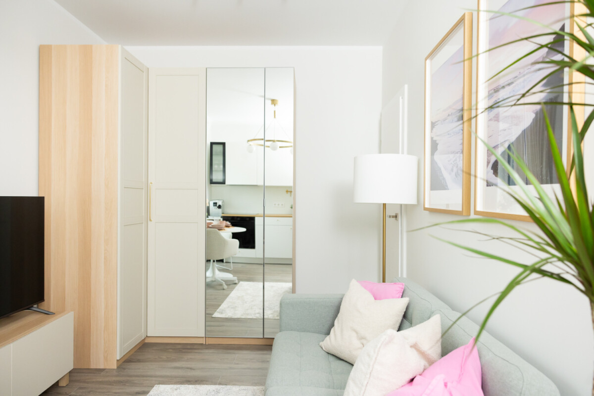 Зона для отдыха в квартире-студии после работы дизайнера. Фото: IKEA