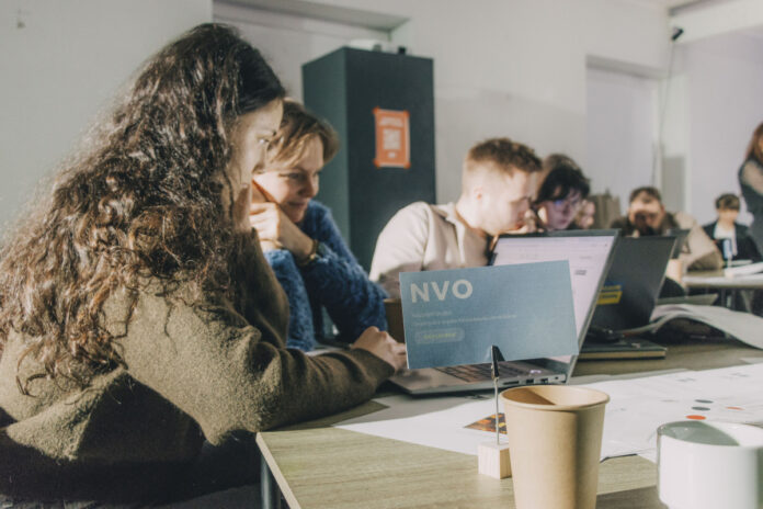 Команда "Общественных организаций" на симуляционной игре "Защитить Саулпилс". Похожее мероприятие пройдёт в Даугавпилсе и в этом году - 6 февраля с 15:00 до 18:00 в офисе New East. Фото: Евгений Ратков