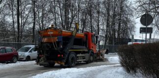 С начала января УКХ вывезли из Даугавпилса 1 313 кубометров снега. 27 и 28 января ожидается новый снегопад Снегоуборочная машина работает в Даугавпилсе, на Химии. 6 января 2026 года. Фото: Анастасия Шубина