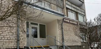 Вход в даугавпилсскую библиотеку «Цериню», которая находится на Химии, на улице Лауска, 16. C 1 января 2026 года закрыта. Фото: Анастасия Шубина (6 января 2026 года)