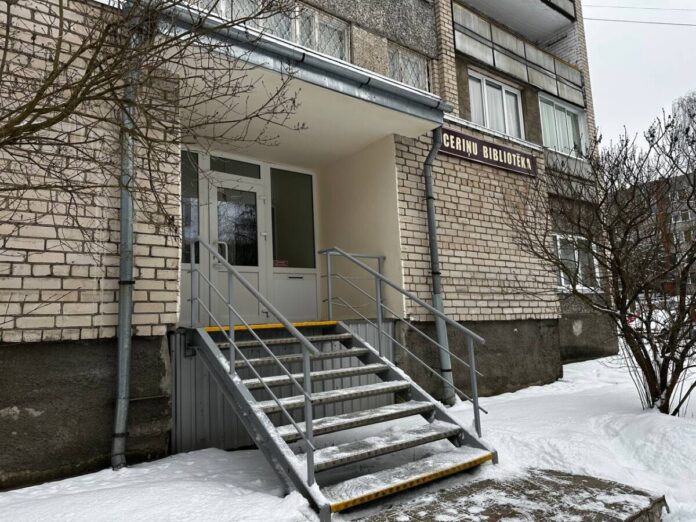 IMG_2984 Вход в даугавпилсскую библиотеку «Цериню», которая находится на Химии, на улице Лауска, 16. C 1 января 2026 года закрыта. Фото: Анастасия Шубина (6 января 2026 года)