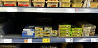 Сливочное масло и другие продукты на полке в магазине Maxima на Химии в Даугавпилсе. Фото: Анастасия Шубина