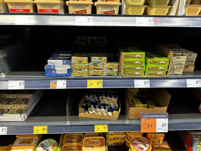 Сливочное масло и другие продукты на полке в магазине Maxima на Химии в Даугавпилсе. Фото: Анастасия Шубина