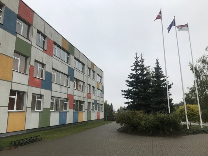 Даугавпилсская средняя школа Дружеского призыва, которая находится на Новом Форштадте, на улице Авеню, 40. Фото: Silvija Smagare / Latvijas Radio