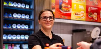 Ругань, сексуальные домогательства и расистские высказывания: с чем сталкиваются продавцы на заправочных станциях Опрос, проведённый среди сотрудников сети Circle K в странах Балтии, показал, что почти каждый третий из них сталкивался на работе с агрессивным поведением покупателей. Иллюстративное фото предоставлено Отделом коммуникации Circle K Latvia