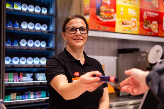 Опрос, проведённый среди сотрудников сети Circle K в странах Балтии, показал, что почти каждый третий из них сталкивался на работе с агрессивным поведением покупателей. Иллюстративное фото предоставлено Отделом коммуникации Circle K Latvia Опрос, проведённый среди сотрудников сети Circle K в странах Балтии, показал, что почти каждый третий из них сталкивался на работе с агрессивным поведением покупателей. Иллюстративное фото предоставлено Отделом коммуникации Circle K Latvia