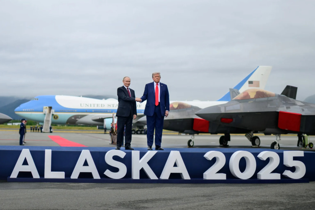 Президент Дональд Трамп приветствует президента России Владимира Путина на объединенной базе Элмендорф-Ричардсон. Анкоридж, Аляска, 15 августа 2025 года. Фото: U.S. Department of Defense