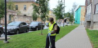 Школьник на летних работах в Даугавпилсе. Фото со страницы Daugavpils ir Jaunatne на Фейсбуке (2020 год) школьник на летних работах. Фото со страницы Daugavpils ir Jaunatne на Фейсбуке (2020 год)