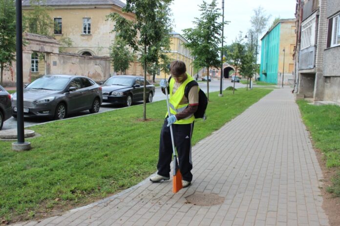vasaras nodarbinatiba Школьник на летних работах в Даугавпилсе. Фото со страницы Daugavpils ir Jaunatne на Фейсбуке (2020 год) школьник на летних работах. Фото со страницы Daugavpils ir Jaunatne на Фейсбуке (2020 год)