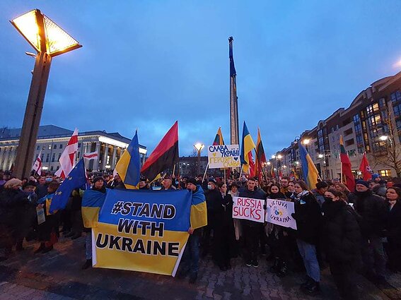 Акция в поддержку Украины в Вильнюсе 24 февраля 2022 года. Фото: E. Blažio / LRT.lt