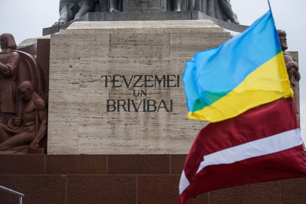 24 февраля 2024 года в Риге, у Памятника Свободы. Фото: Gints Ivuškāns / Latvijas Pilsoniskā alianse
